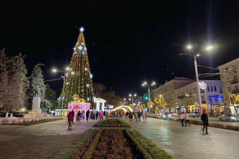 Главную новогоднюю елку в Ростове-на-Дону откроют 27 декабря - фото 1