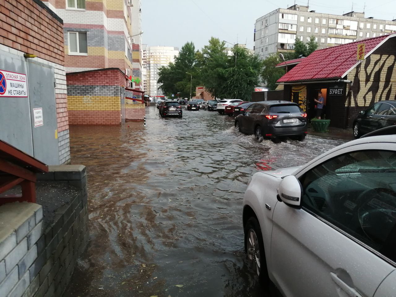 Сильный ливень снова превратил улицы Нижнего Новгорода в реки - фото 1