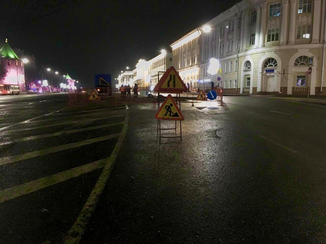 Коммунальщики устранили прорыв водопровода на площади Минина в Нижнем Новгороде - фото 1