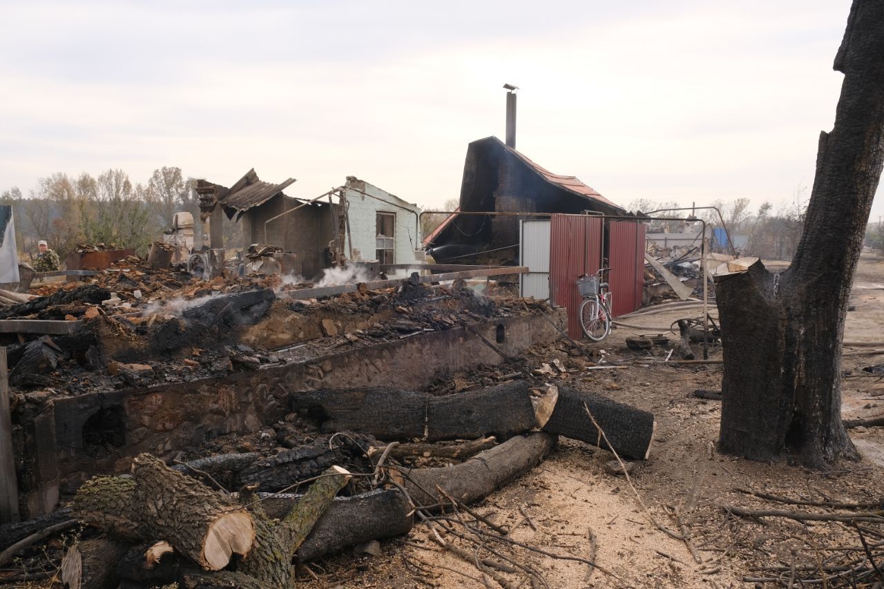 Завалы после пожара разобрали в селе Николаевка - фото 1