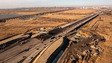 На южном подъезде к Ростову-на-Дону запустили рабочее движение по новому пойменному мосту - фото 1
