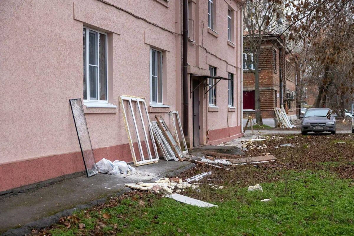 В Таганроге после атаки БПЛА в ноябре предстоит установить еще более 400 окон - фото 1