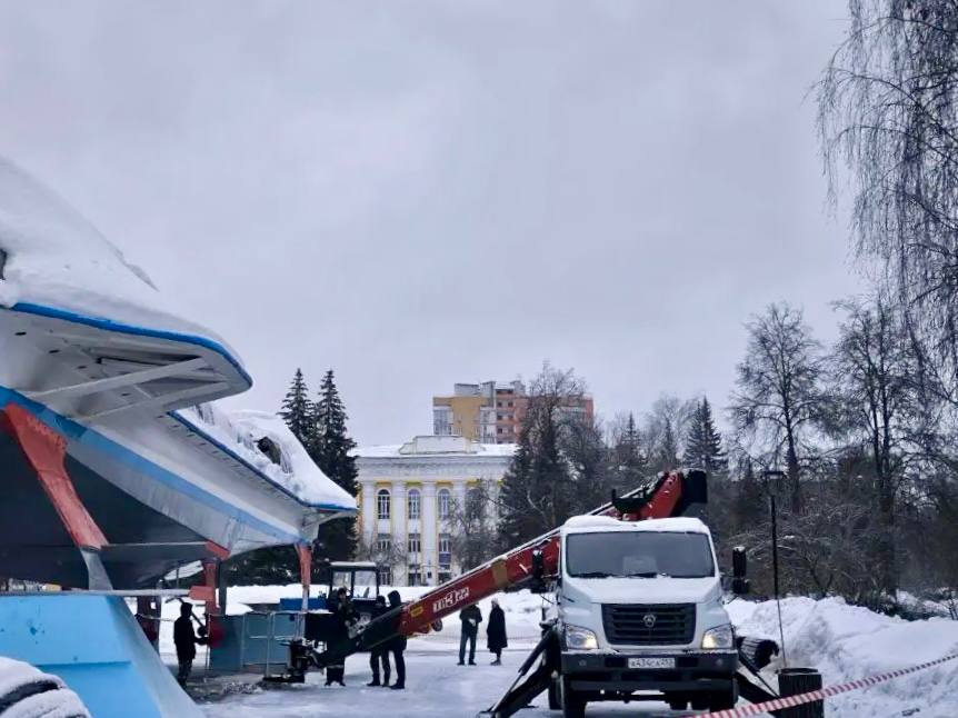 Крыша «Метеора» проломилась под тяжестью снега в Нижнем Новгороде  - фото 1