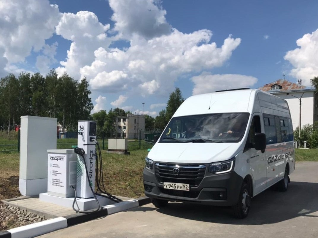 Электрозарядная станция для авто начала работать в аэропорту Стригино в Нижнем Новгороде - фото 1