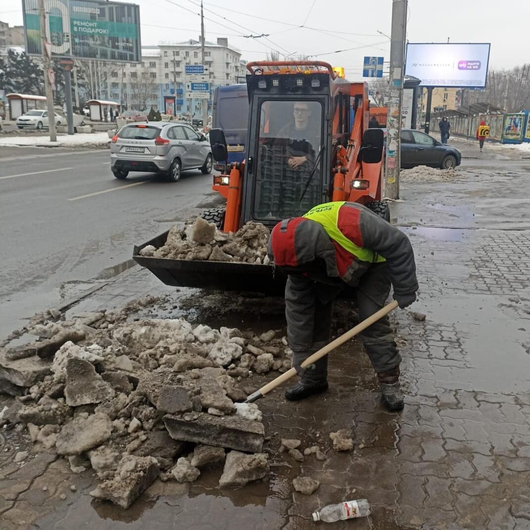 С улиц Ростова вывезли еще 3 тыс. куб. м снега - Фото 1