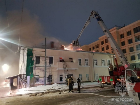 Дом на реконструкции загорелся возле ЖК “Сердце Нижнего”  - фото 1