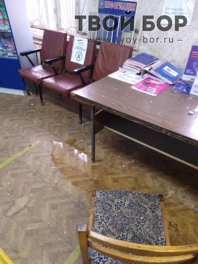 Потолок частично обрушился на почте в Борском районе - фото 1