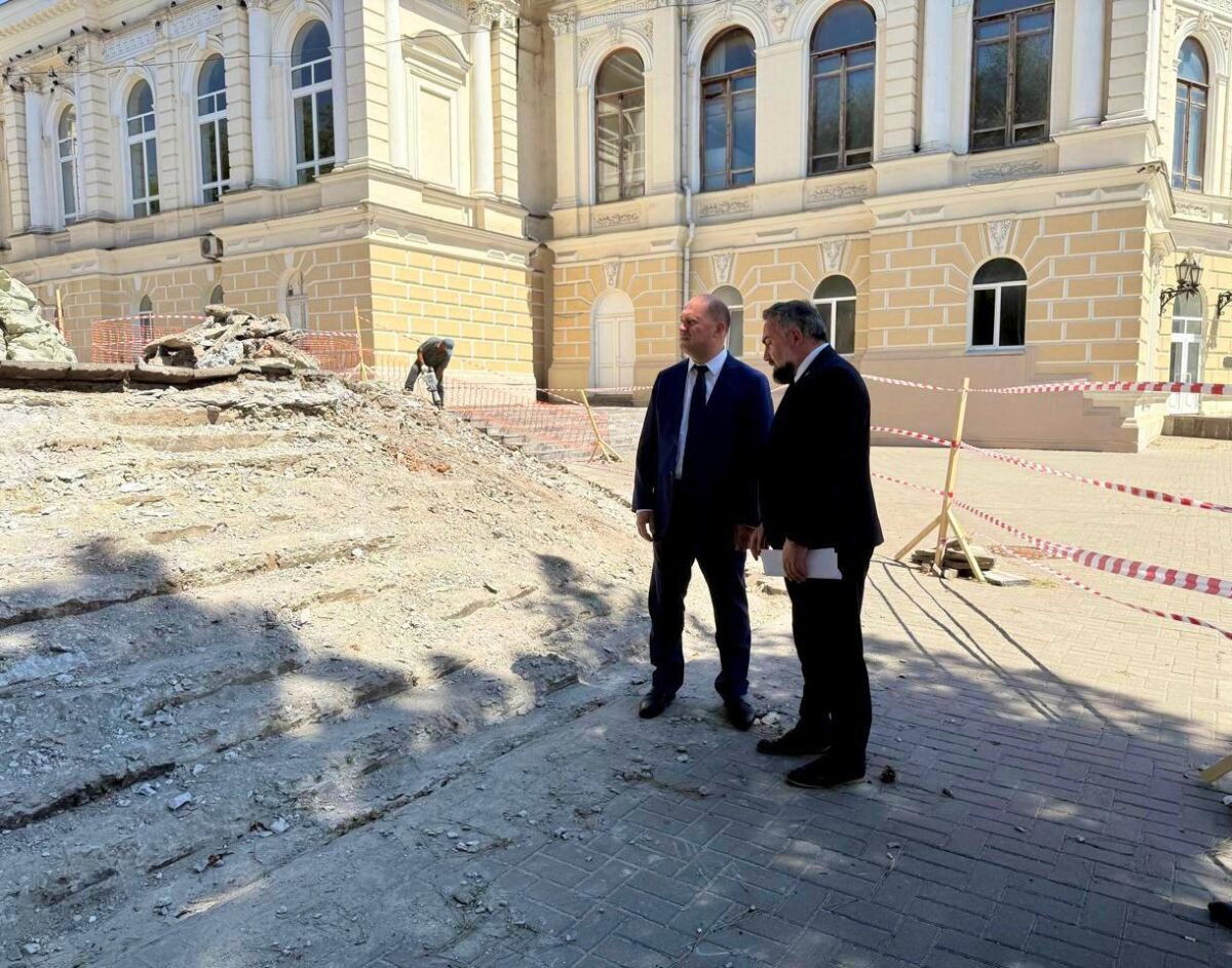В Ростове до конца лета восстановят лестницы рядом с молодежным театром - фото 1