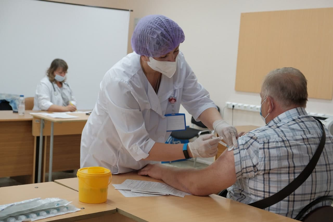 Иммунизацию от коронавируса прошли 80% сотрудников Теплоэнерго - фото 1