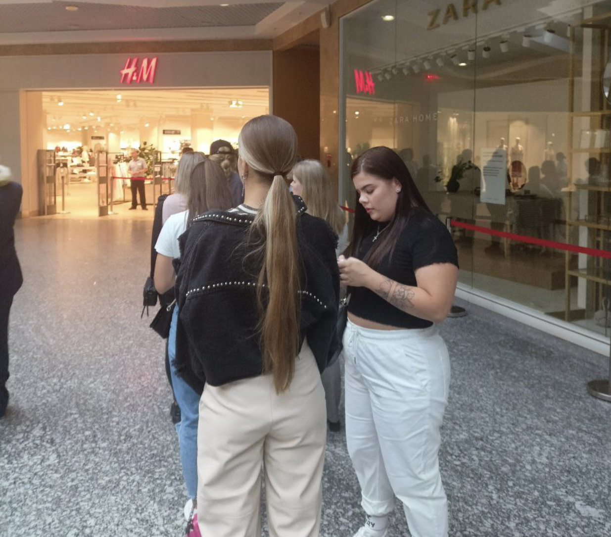 Нижегородцы выстроились в очереди, чтобы попасть в магазины H&M - фото 1