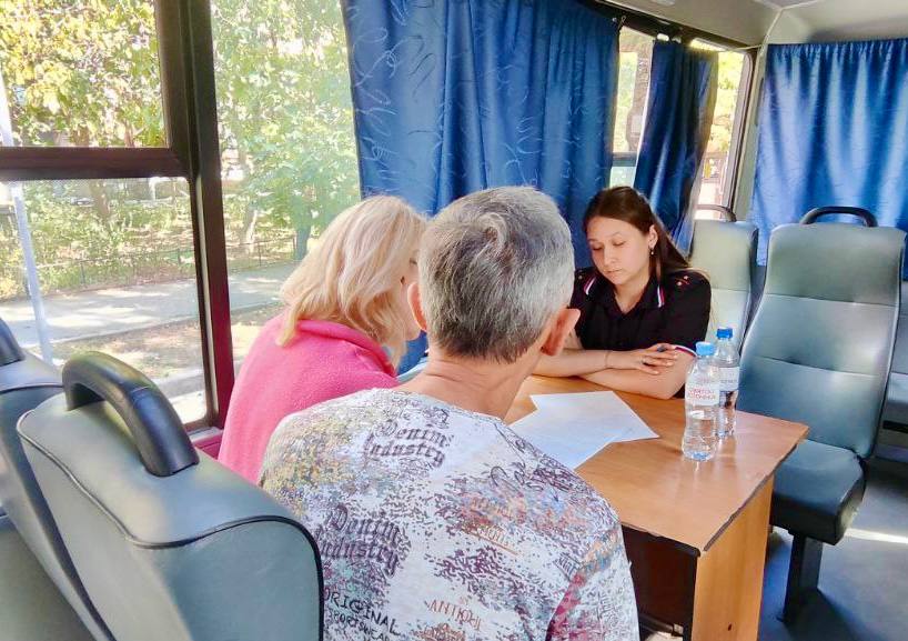 В Ростове на территории ЧС мобильная приемная полиции помогает пострадавшим - фото 1